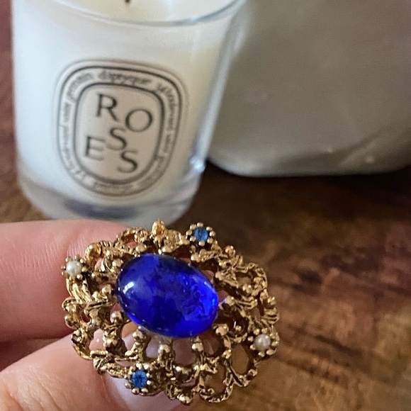 STUNNING vintage gold tone brooch with seed faux pearls and blue cabochon - Picture 5 of 11